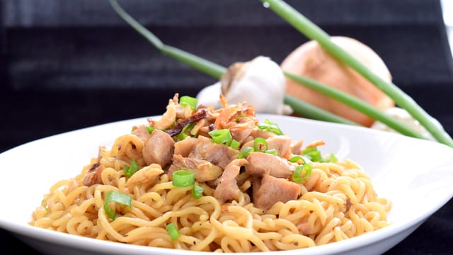 Garlic Noodle Chicken (C Jet Kauk Swear).
